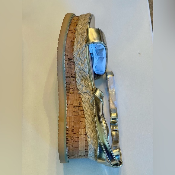 NIB PrettyLittleThing Metallic Gold Sandals Size 6/39 in UK/EU and U.S. Size 8 - Picture 4 of 8